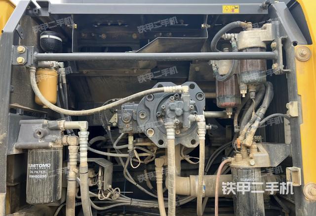 液压泵舱室正面整体（整机外观）