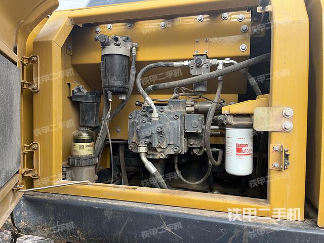 液压泵舱室正面整体（整机外观）