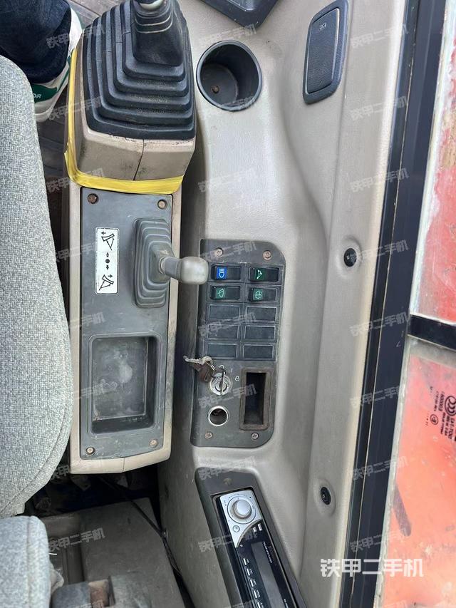 座椅右侧控制台/钥匙门/油门/含右手柄（驾驶室部分）