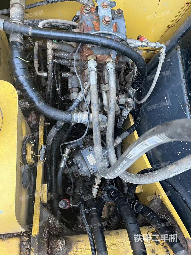 回转马达和主控阀（整机外观）