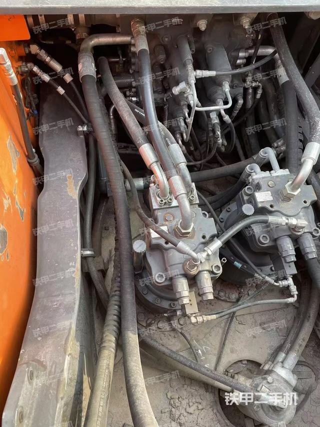 回转马达和主控阀（整机外观）