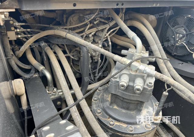 回转马达和主控阀（整机外观）