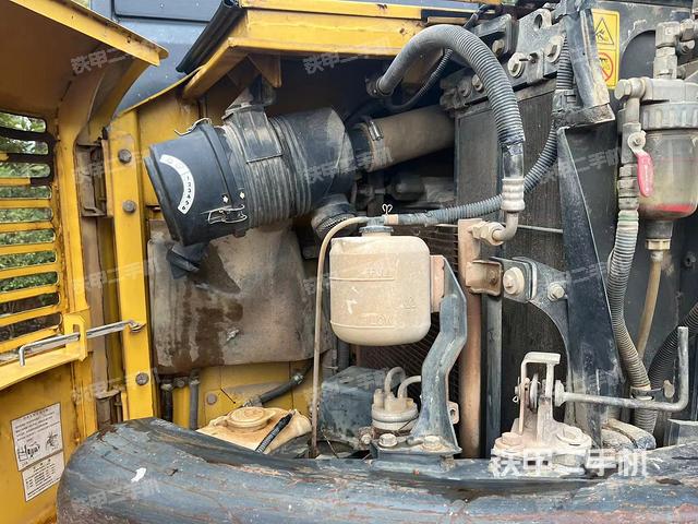 液压泵舱室正面整体（整机外观）