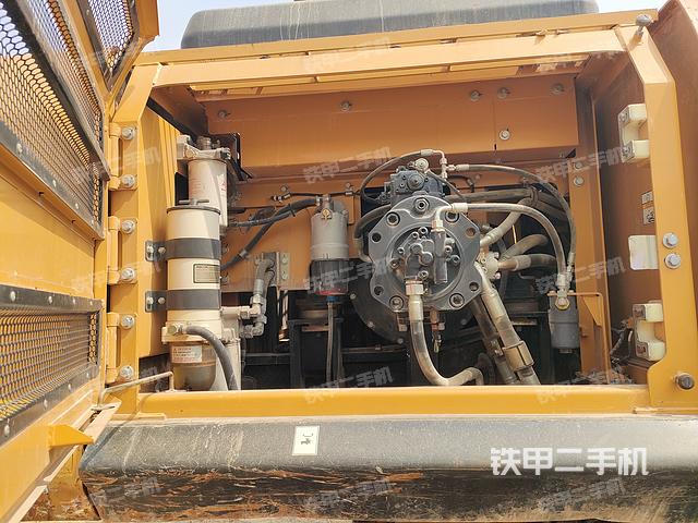 液压泵舱室正面整体（整机外观）