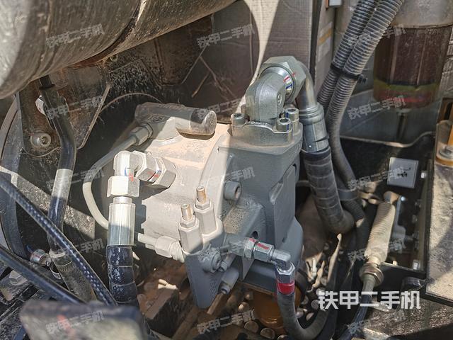 液压泵舱室正面整体（整机外观）