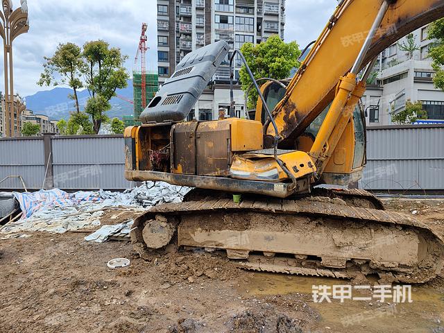 液压泵舱室正面整体（整机外观）