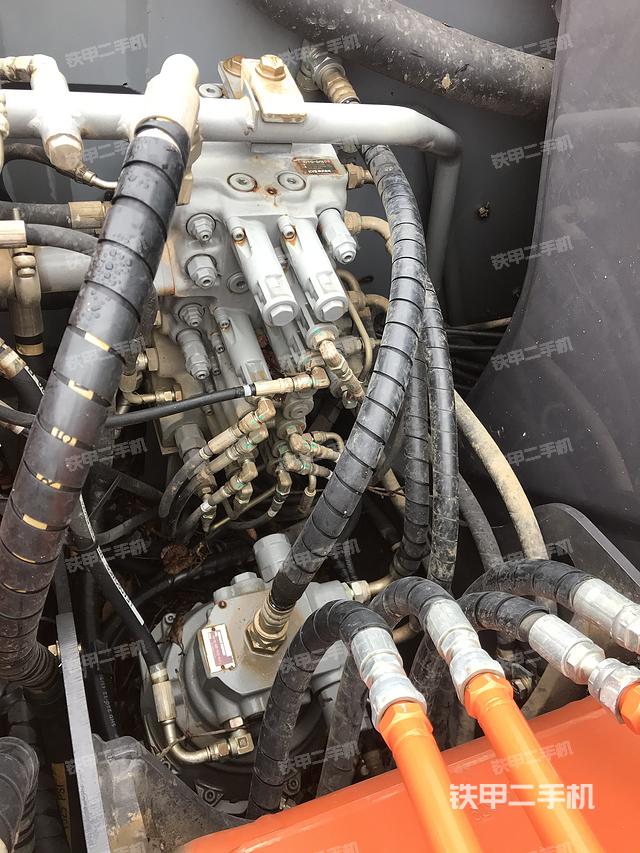 回转马达和主控阀（整机外观）