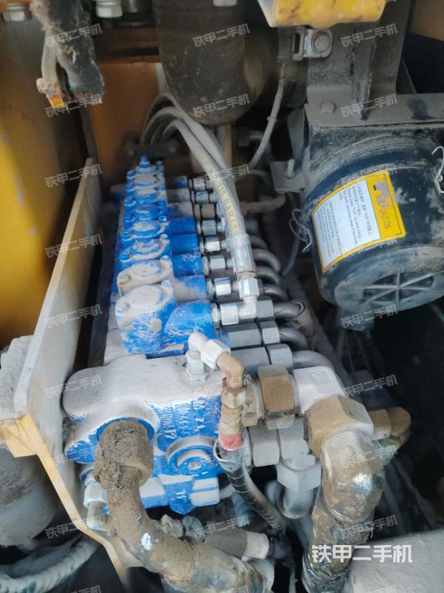 回转马达和主控阀（整机外观）