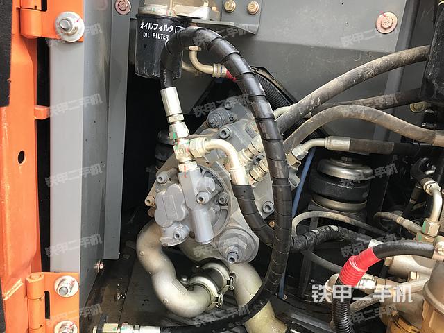 液压泵舱室正面整体（整机外观）