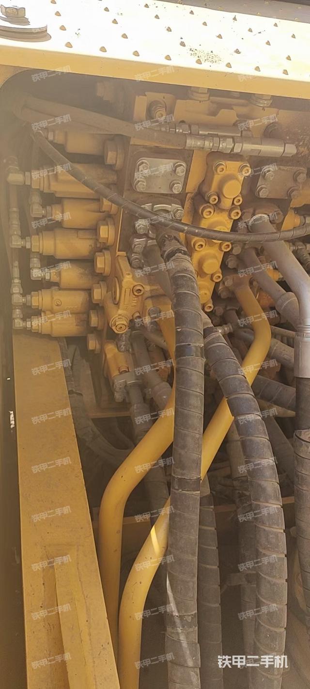 回转马达和主控阀（整机外观）