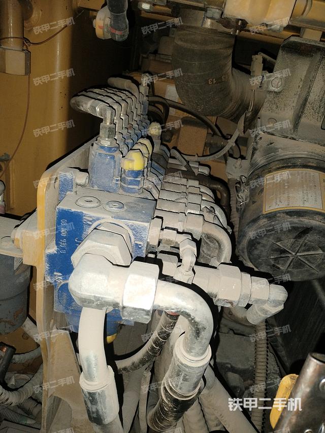 液压泵舱室正面整体（整机外观）