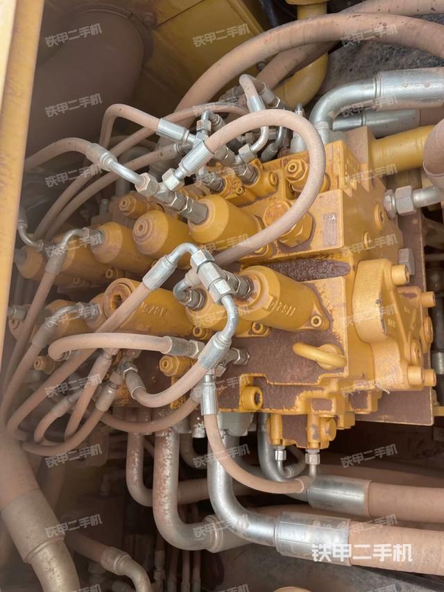 回转马达和主控阀（整机外观）