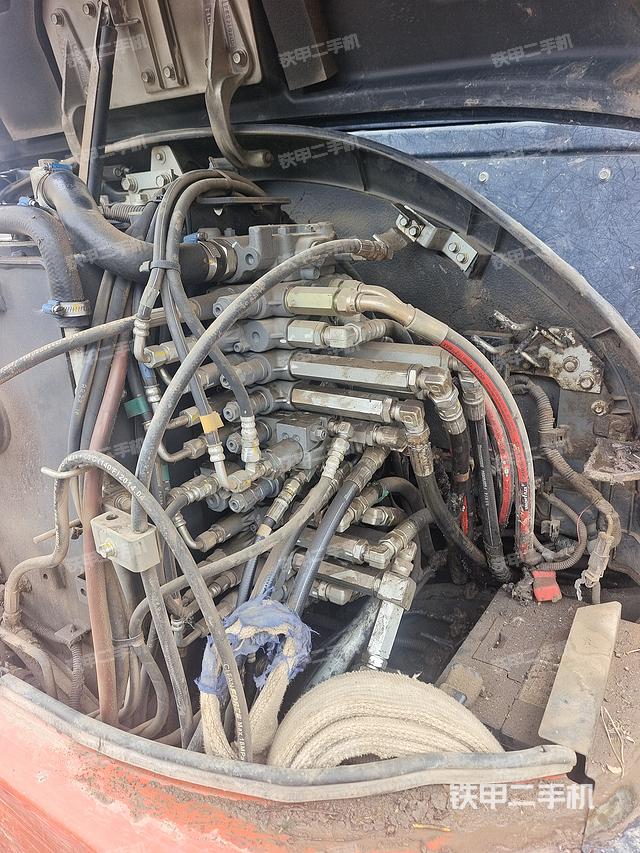 回转马达和主控阀（整机外观）