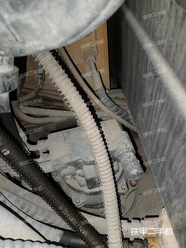 回转马达和主控阀（整机外观）