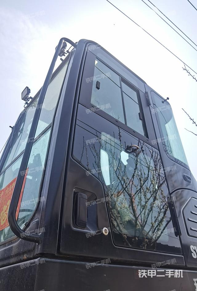 驾驶室顶部（整机外观）