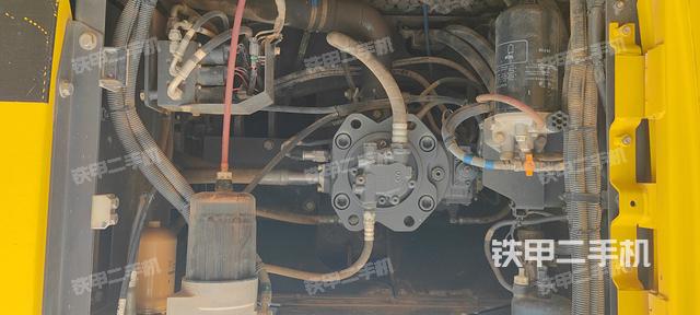 液压泵舱室正面整体（整机外观）