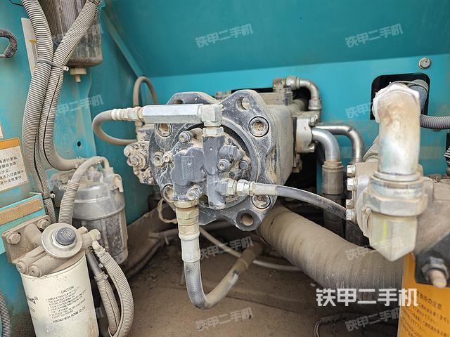 液压泵舱室正面整体（整机外观）