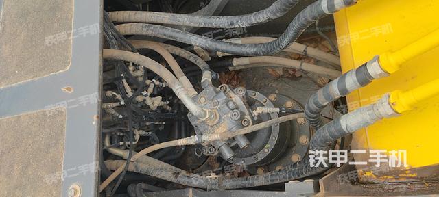 回转马达和主控阀（整机外观）