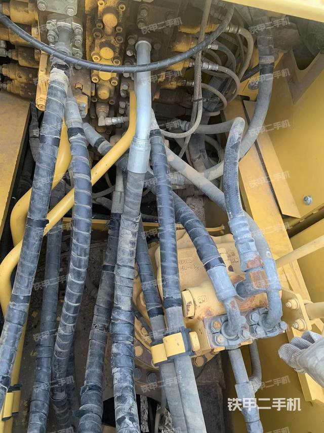 液压泵舱室正面整体（整机外观）