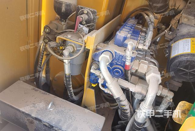 回转马达和主控阀（整机外观）