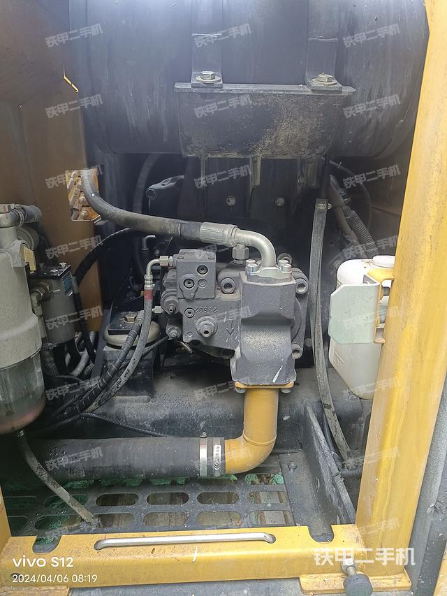 液压泵舱室正面整体（整机外观）