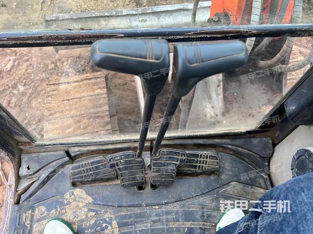 行走控制手柄和踏板 俯拍（驾驶室部分）