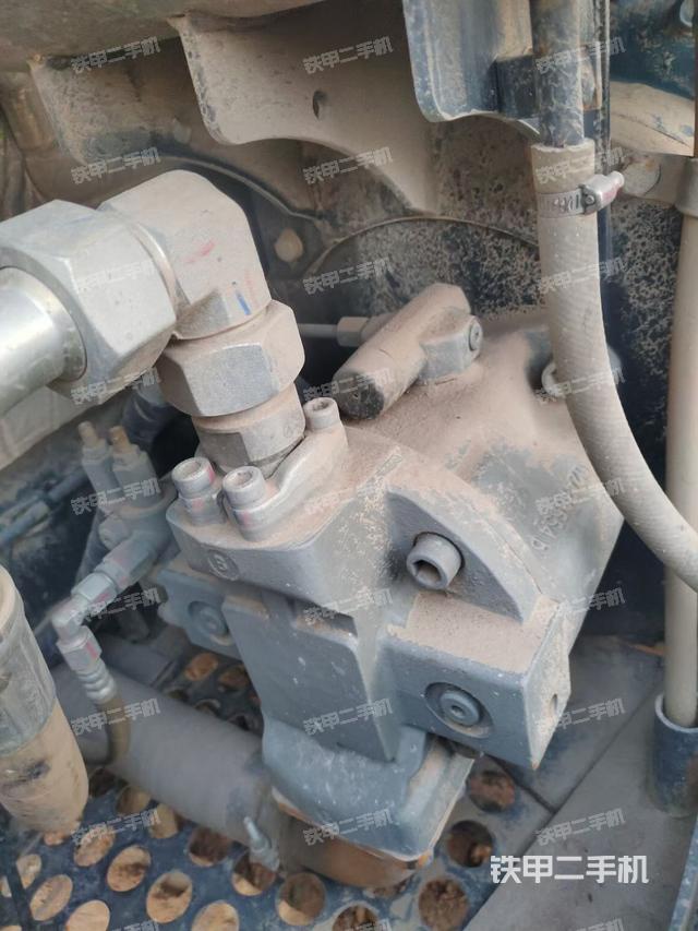 液压泵舱室正面整体（整机外观）