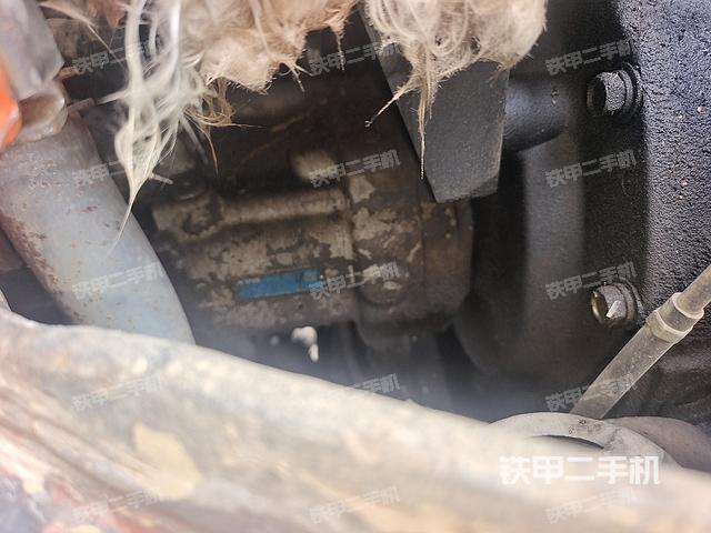 液压泵舱室正面整体（整机外观）