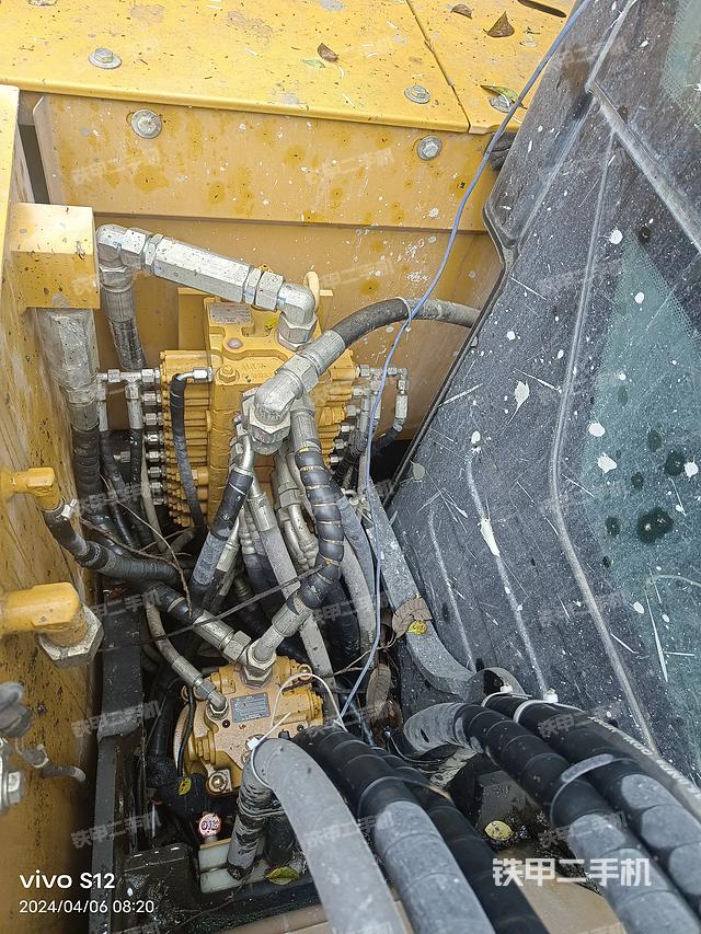 回转马达和主控阀（整机外观）