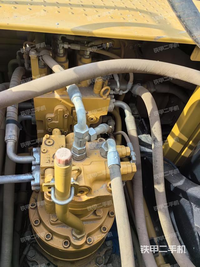 回转马达和主控阀（整机外观）