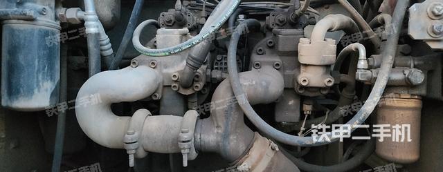 液压泵舱室正面整体（整机外观）