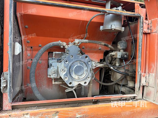 液压泵舱室正面整体（整机外观）