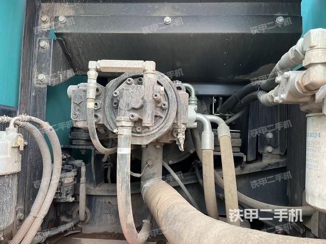 液压泵舱室正面整体（整机外观）