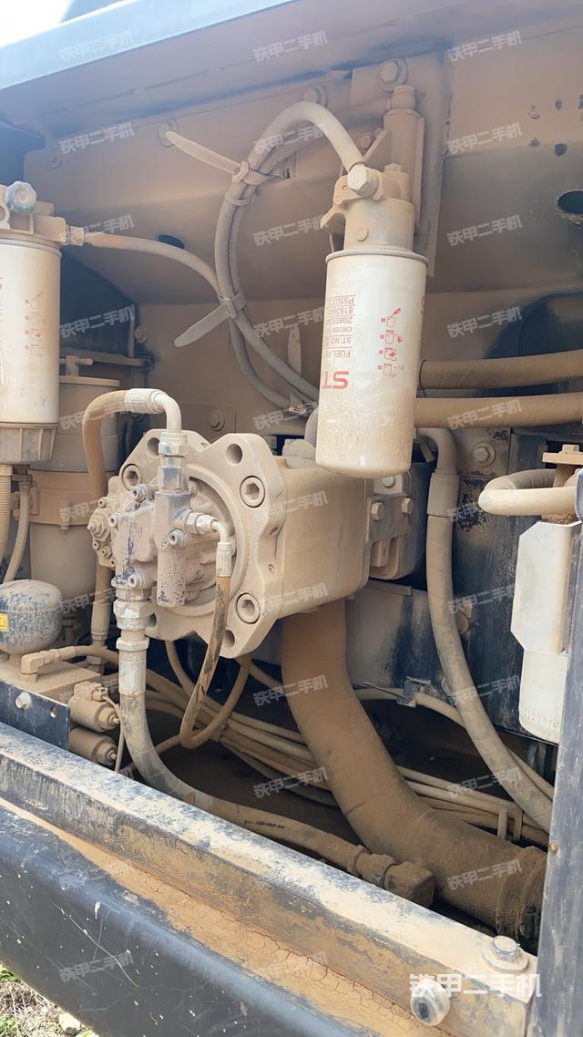 液压泵舱室正面整体（整机外观）