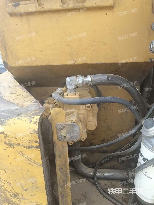 液压泵舱室正面整体（整机外观）