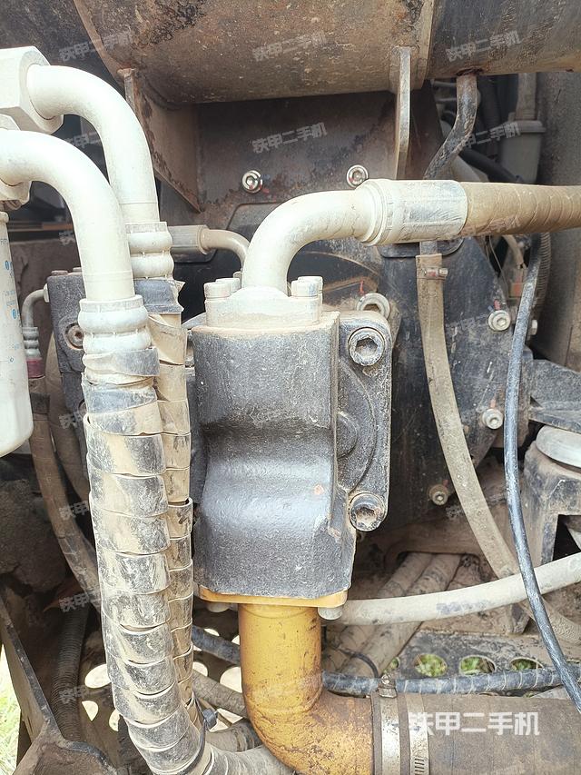 液压泵舱室正面整体（整机外观）