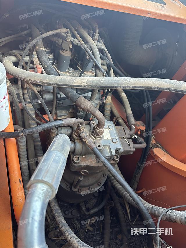 回转马达和主控阀（整机外观）