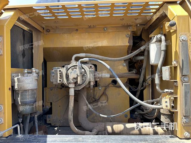 液压泵舱室正面整体（整机外观）