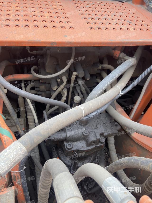 回转马达和主控阀（整机外观）