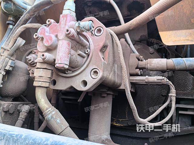 液压泵舱室正面整体（整机外观）