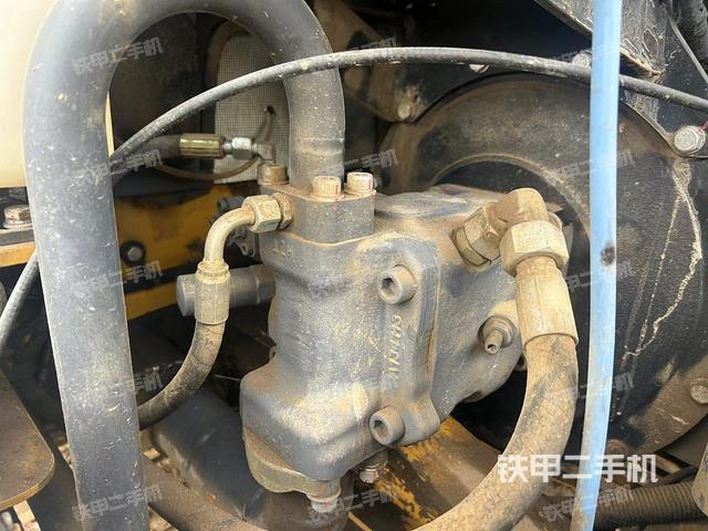 液压泵舱室正面整体（整机外观）