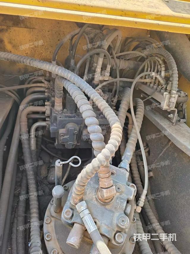 回转马达和主控阀（整机外观）