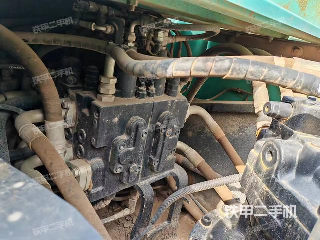 回转马达和主控阀（整机外观）