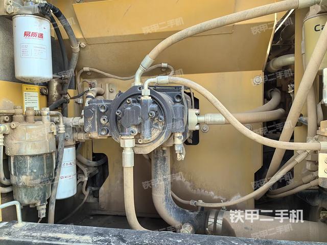 液压泵舱室正面整体（整机外观）