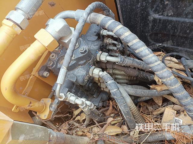 回转马达和主控阀（整机外观）