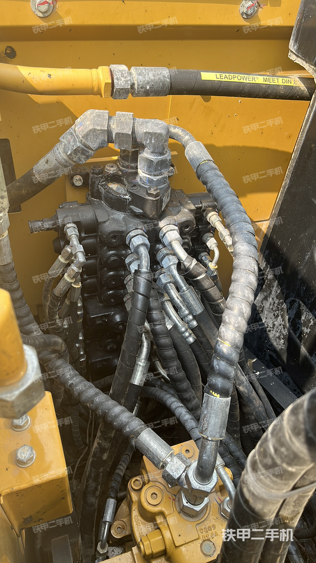 液压泵舱室正面整体（整机外观）