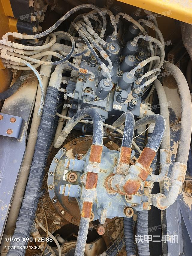 回转马达和主控阀（整机外观）