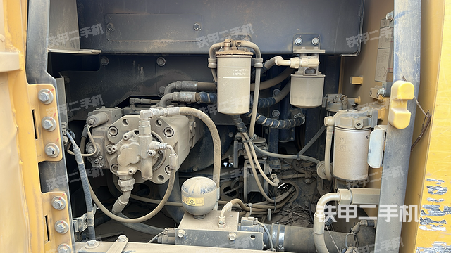 液压泵舱室正面整体(整机外观) 液压泵舱室正面整体(整机外观)