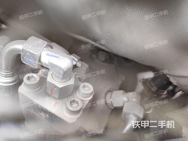 液压泵舱室正面整体（整机外观）