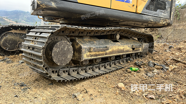 单侧履带整体(整机外观) 单侧履带整体(整机外观)
